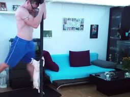 Este gato sorprende con el baile del caño