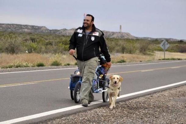 Espera llegar caminando a Alaska junto a su perro