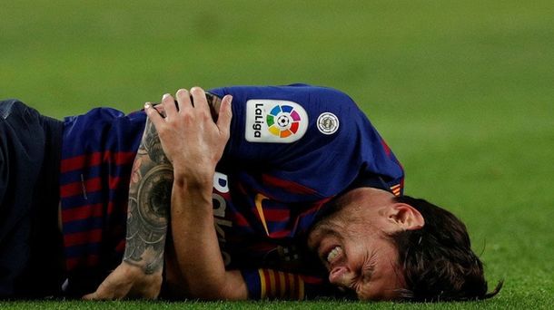 Messi sufre de dolor en el campo de juego del Camp Nou