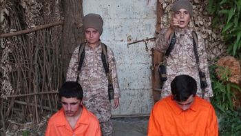 video: isis hizo que ninos ejecuten a infieles rusos que apoyan a bashar al assad video: isis hizo que ninos ejecuten a infieles rusos que apoyan a bashar al assad