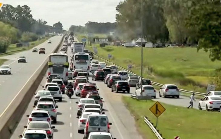Finde largo con mucho tránsito en la Ruta 2: por qué hay una zona donde colapsa