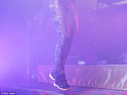 una famosa cantante casi desborda su vestuario una famosa cantante casi desborda su vestuario