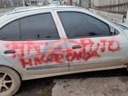 Hacete cargo de la bendi, la misteriosa pintada en un auto