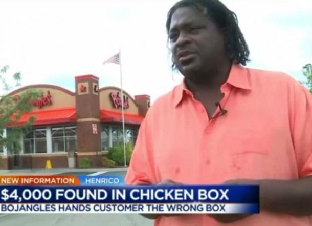 Fue a comprar un pollo y por error le dieron 4500 dólares