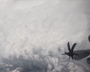 Un avión registró el interior del ojo del huracán Melissa que acecha a Jamaica