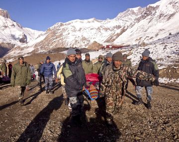 Unos 27 muertos y 300 desaparecidos por las nevadas en el Himalaya