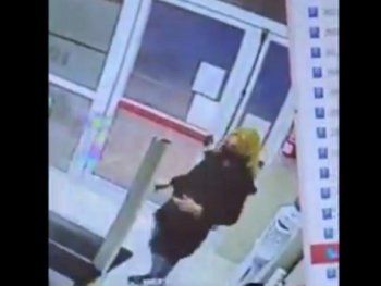 Llegó tarde a un turno médico y rompió todo