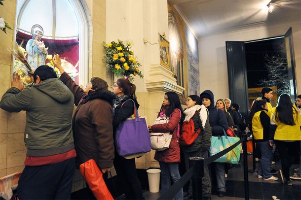 Miles de fieles celebran el Día de San Cayetano en el barrio de Liniers