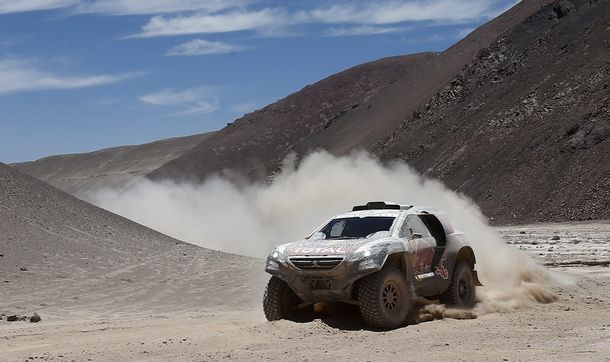 Sainz volcó, destrozó su auto y está afuera del Dakar
