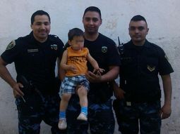 nene de 2 anos camino a la vera de un rio nene de 2 anos camino a la vera de un rio