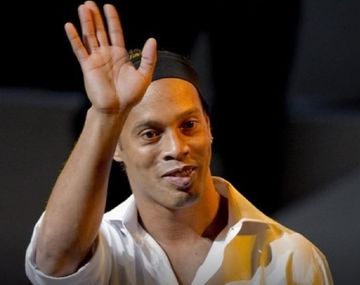 Ronaldinho sigue bajo arresto en Paraguay, pero no está solo