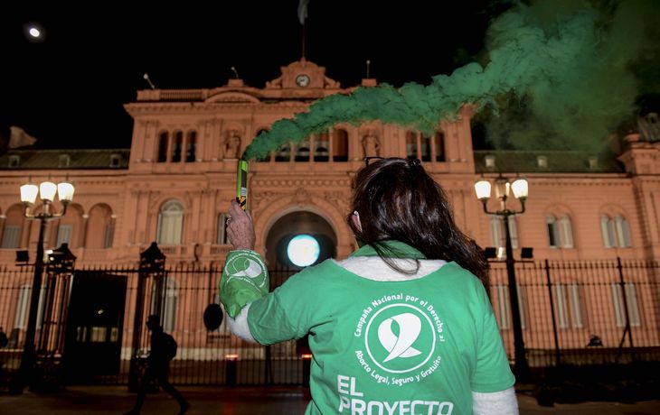 Bengalas y luces verdes: hicieron una intervención nocturna en Plaza de Mayo por el aborto