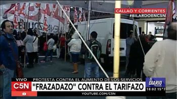 protestan contra el aumento de los servicios con un frazadazo
