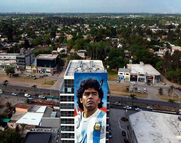 Verónica Ojeda contra el mural de Maradona en Canning