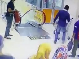 La nena se cayó desde unas escaleras mecánicas en Bukit Jambul. La nena se cayó desde unas escaleras mecánicas en Bukit Jambul.