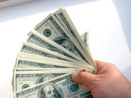 el dolar negro trepo a $8,70 y el oficial cerro a $5,165 el dolar negro trepo a $8,70 y el oficial cerro a $5,165