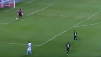 un arquero demostro por que ataja y protagonizo este blooper un arquero demostro por que ataja y protagonizo este blooper