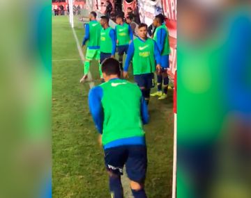 Los hinchas de Argentinos hostigaron de cerca a Mauro Zárate: Te manda saludos Quintero