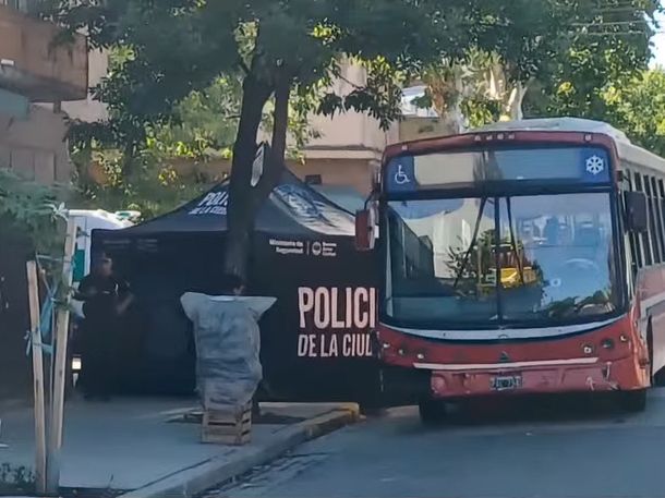 Choque fatal entre un auto y un colectivo en Mataderos: murió una mujer