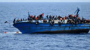 video: asi fue el vuelco de la barcaza con mas de 500 migrantes frente a la costa de libia video: asi fue el vuelco de la barcaza con mas de 500 migrantes frente a la costa de libia