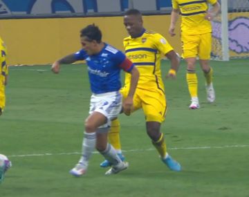 La insólita expulsión de Luis Advíncula al minuto de juego: se fue llorando