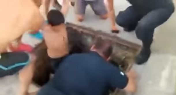 Dramático rescate de dos nenes que se los llevó el agua