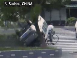 video: un ciclista se salva de ser aplastado por auto video: un ciclista se salva de ser aplastado por auto