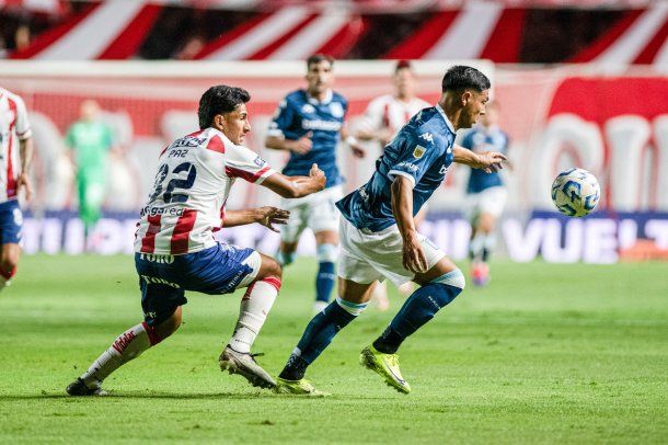 Con 10, Racing le ganó 1-0 a Unión en Santa Fe y se acerca a los puestos de clasificación