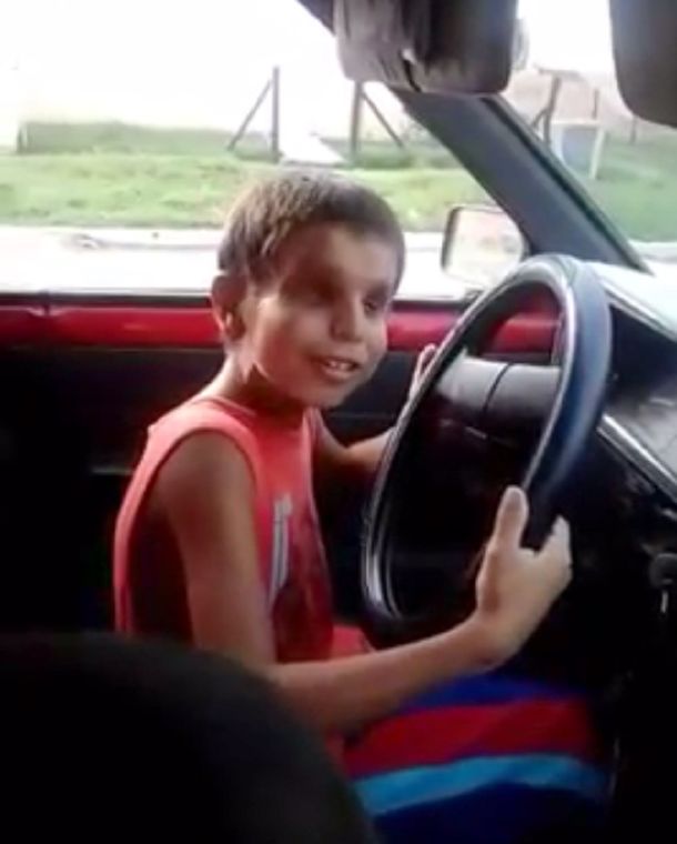VIDEO: Quedó ciego a los 9 años pero eso no le impide estar frente al volante