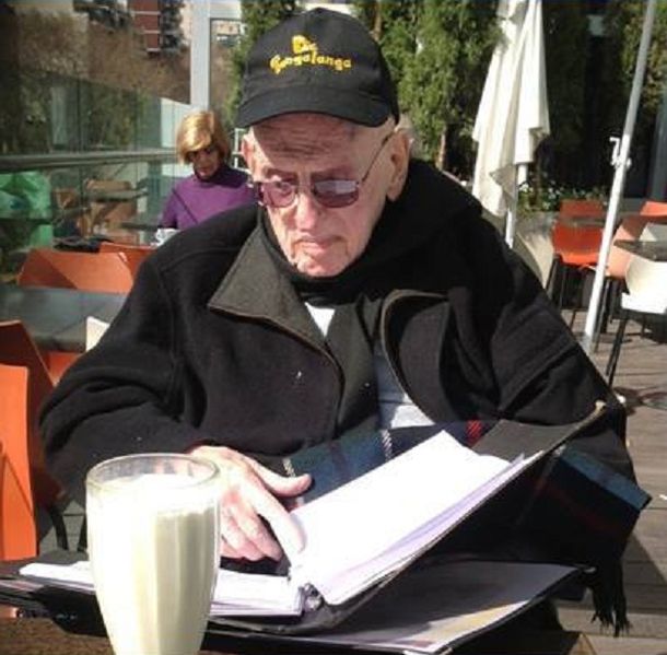 El Dr. en plena merienda