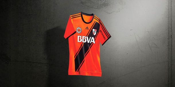 Historia pura: River presentó oficialmente su camiseta naranja