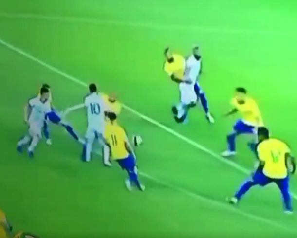 Una repetición indigna a todos los argentinos y no deja dudas: el penal de Dani Alves a Agüero