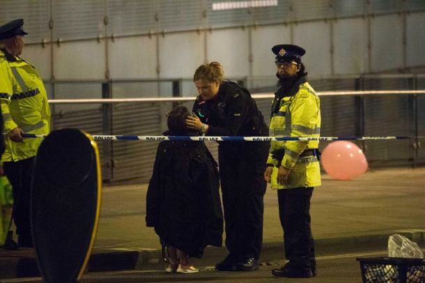 Una policía consuela a una pequeña víctima del atentado
