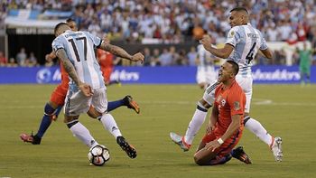 asi le quedo el tobillo a alexis sanchez tras el pisoton de mercado en la final asi le quedo el tobillo a alexis sanchez tras el pisoton de mercado en la final