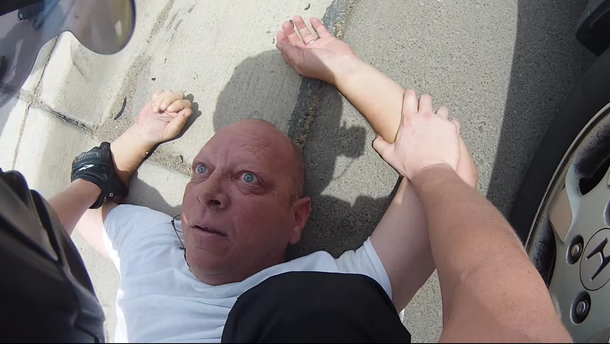 VIDEO: Se baja del auto, le pega a un motociclista y termina mal