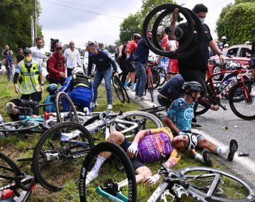 Tour de Francia: detuvieron a la mujer que desató un accidente masivo