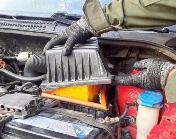 Encontraron cocaína escondida en el filtro de aire de un auto