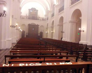 Hallan pintadas en la iglesia lindera al Colegio Nacional