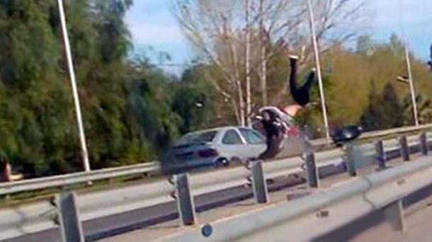 VIDEO: Manejaba en contramano por una autopista y atropelló a una pareja en una moto