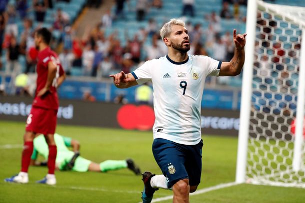 El Kun festeja su gol