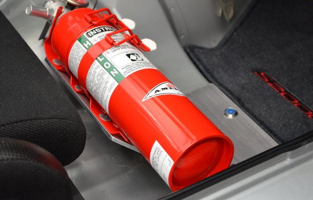 El matafuegos debe estar cargado y vigente.