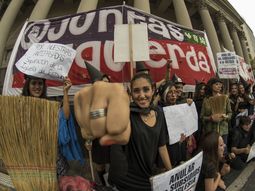 por el dia de las mujeres, hubo un ruidazo en calles, oficinas, subtes y trenes por el dia de las mujeres, hubo un ruidazo en calles, oficinas, subtes y trenes