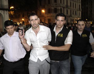 Nicolás González Ayuso en el momento que fue detenido por la PFA