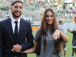 de los que no quedan: un jugador le pidio matrimonio a su novia en plena cancha de los que no quedan: un jugador le pidio matrimonio a su novia en plena cancha