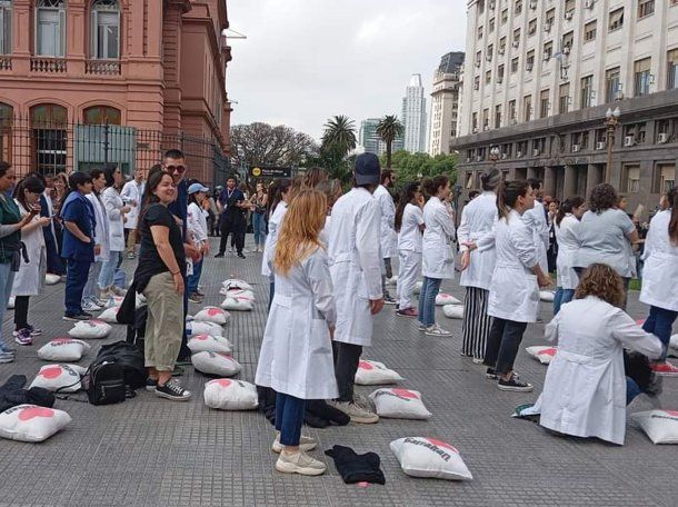 Trabajadores del Hospital Bonaparte se manfestaron en Plaza de Mayo