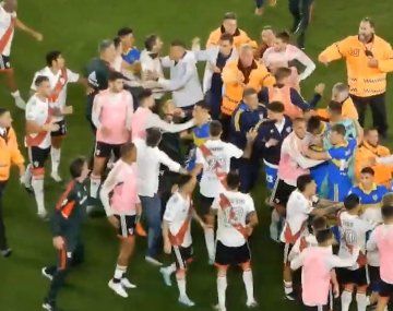 Video: el sopapo de Elías Gómez a Merentiel en plena pelea del Superclásico 