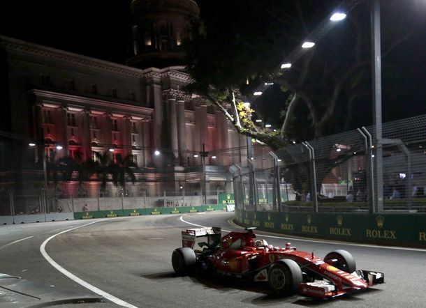 El líder Hamilton abandonó y Vettel se quedó con el Gran Premio de Singapur