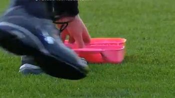 se enojo con el arbitro y le tiro los juguetes de su hija se enojo con el arbitro y le tiro los juguetes de su hija