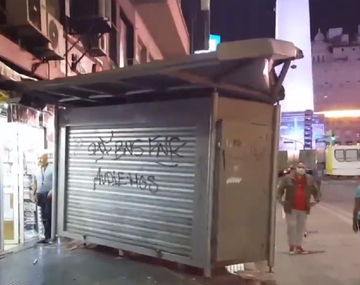 VIDEO: Un camión chocó y arrastró a un kiosco de diarios