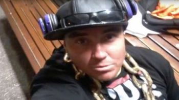 Un rapero se tiró al mar para no pagar en un restaurante Un rapero se tiró al mar para no pagar en un restaurante